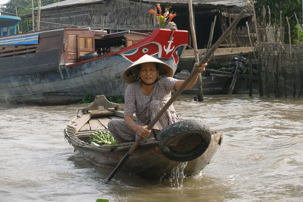 Người bán hàng tại chợ nổi Phong Điền, Cần Thơ.